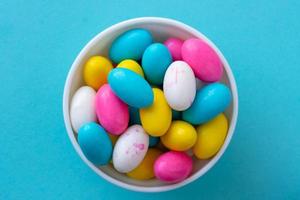 bolas de goma de colores en forma de huevo de Pascua foto