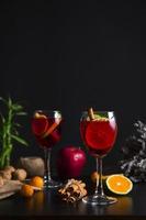 sangría casera de vino tinto en copas de vino con rodajas de fruta, enfoque selectivo. naturaleza muerta foto