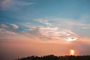 puesta de sol cielo y nubes foto