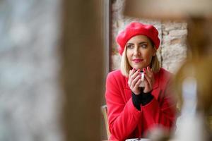 mujer soñadora con café en la cafetería foto