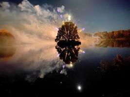 una vista de un espectáculo de fuegos artificiales en el lago alderford en whitchurch foto