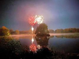 una vista de un espectáculo de fuegos artificiales en el lago alderford en whitchurch foto