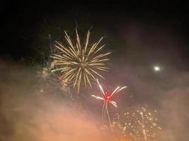 una vista de un espectáculo de fuegos artificiales en el lago alderford en whitchurch foto