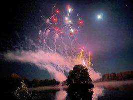 una vista de un espectáculo de fuegos artificiales en el lago alderford en whitchurch foto