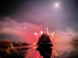 una vista de un espectáculo de fuegos artificiales en el lago alderford en whitchurch foto