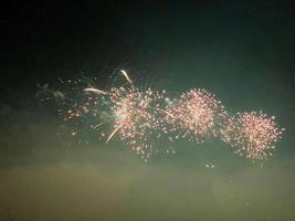 una vista de un espectáculo de fuegos artificiales en el lago alderford en whitchurch foto