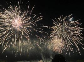 una vista de un espectáculo de fuegos artificiales en el lago alderford en whitchurch foto