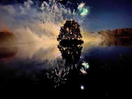 una vista de un espectáculo de fuegos artificiales en el lago alderford en whitchurch foto