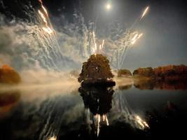 una vista de un espectáculo de fuegos artificiales en el lago alderford en whitchurch foto