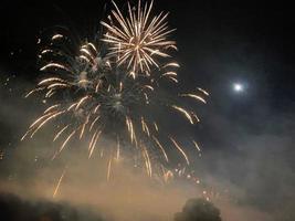 una vista de un espectáculo de fuegos artificiales en el lago alderford en whitchurch foto