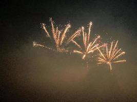 una vista de un espectáculo de fuegos artificiales en el lago alderford en whitchurch foto