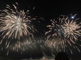 una vista de un espectáculo de fuegos artificiales en el lago alderford en whitchurch foto