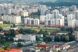 vista panorámica aérea desde la altura de un complejo residencial de varios pisos y desarrollo urbano foto