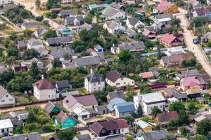 vista aérea panorámica del desarrollo privado con casas de campo o pueblo foto