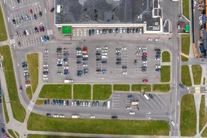 vista aérea de un gran estacionamiento al aire libre para automóviles para residentes del área foto