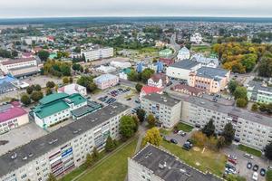 vista panorámica aérea desde la altura de un complejo residencial de varios pisos y desarrollo urbano en el día de otoño foto