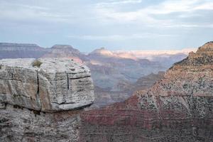 vista panorámica de los grandes cañones rocosos y el cielo nublado foto