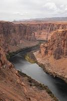 vista aérea del río colorado fluyendo entre cañones foto