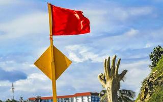 bandera roja prohibido nadar olas altas en puerto escondido mexico. foto