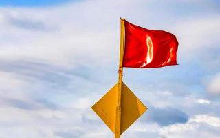 bandera roja prohibido nadar olas altas en puerto escondido mexico. foto