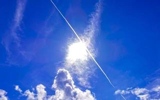 cielo azul con nubes químicas cielo químico chemtrails chemtrail. foto