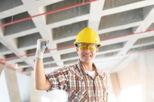 joven trabajador, trabajador de la construcción feliz y emocionado celebrando la victoria expresando gran éxito, poder, energía y emociones positivas foto