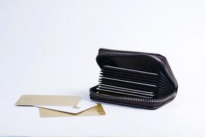 tarjetas de crédito y billetera sobre fondo blanco foto