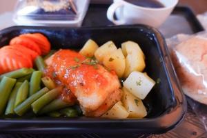 primer plano de la bandeja de comida en el avión. foto