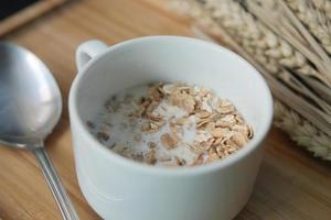 granola musli y leche en una taza sobre la mesa foto