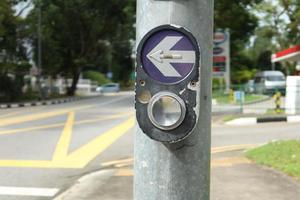 primer plano del botón de señal de cruce en Singapur foto