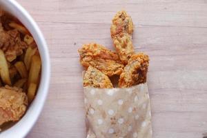 alitas de pollo fritas crujientes en un paquete de papel para llevar foto