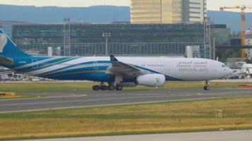 frankfurt am main, alemanha 4 de setembro de 2015 - oman air airbus 330 a4o db taxiando após o pouso. spotting não oficial no fraport em setembro. 4, 2015 video