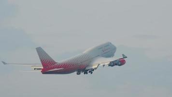 phuket, tailândia, 4 de dezembro de 2016 - rossiya boeing 747 ei xlf decola do aeroporto de phuket na manhã de neblina. vista do último andar do hotel centara grand west sands resort phuket video