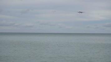 flugzeug nähert sich vor der landung am internationalen flughafen phuket, zeitlupe video