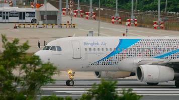 Phuket, Tailandia dicembre 4, 2016 - bangkok aria airbus 320 hs ppd girare pista di decollo prima partenza a Phuket aeroporto. video