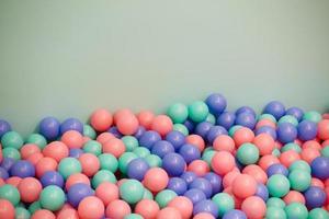 bolas de colores en un patio de juegos interior para niños foto