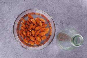 almendras y agua en un bol foto