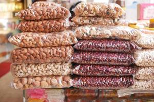 anacardos, cacahuetes y almendras se apilan en un paquete foto