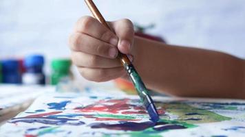 niño pintando un cuadro con pincel video