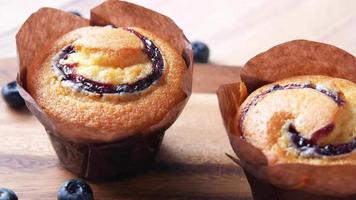 gros plan de deux muffins aux bleuets video