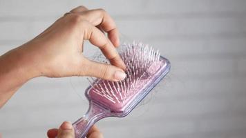 primer plano de cepillo de pelo rosa sucio video