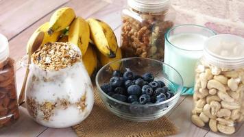 tarros de nueces, avena durante la noche, arándanos, plátanos y un vaso de leche video