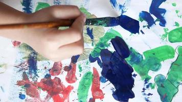 garoto pintando uma imagem abstrata video