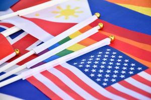 banderas del arco iris y banderas de muchos países en el piso, concepto para la celebración de lgbtq más géneros en el mes del orgullo en todo el mundo, enfoque suave y selectivo. foto