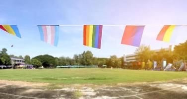 Las banderas lgbtq plus se colgaron en alambre contra bluesky en un día soleado, enfoque suave y selectivo, concepto para celebraciones de género lgbtq plus en el mes del orgullo en todo el mundo. foto