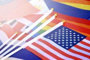 banderas del arco iris y banderas de muchos países en el piso, concepto para la celebración de lgbtq más géneros en el mes del orgullo en todo el mundo, enfoque suave y selectivo. foto