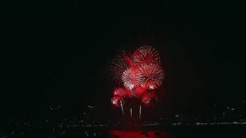 miles de coloridos fuegos artificiales se celebran durante el festival internacional de fuegos artificiales. y bajo las luces nocturnas de pattaya video