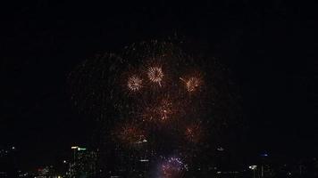 duizenden van vuurwerk zijn gevierd gedurende de Internationale vuurwerk festival en onder de nacht lichten van pattaya video