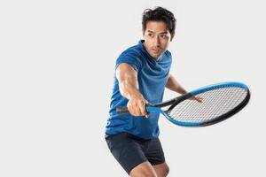 tenista masculino jugando al tenis con la lucha por el gesto de la victoria. foto