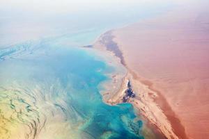 vista aérea de la costa del mar turquesa y una playa de arena foto